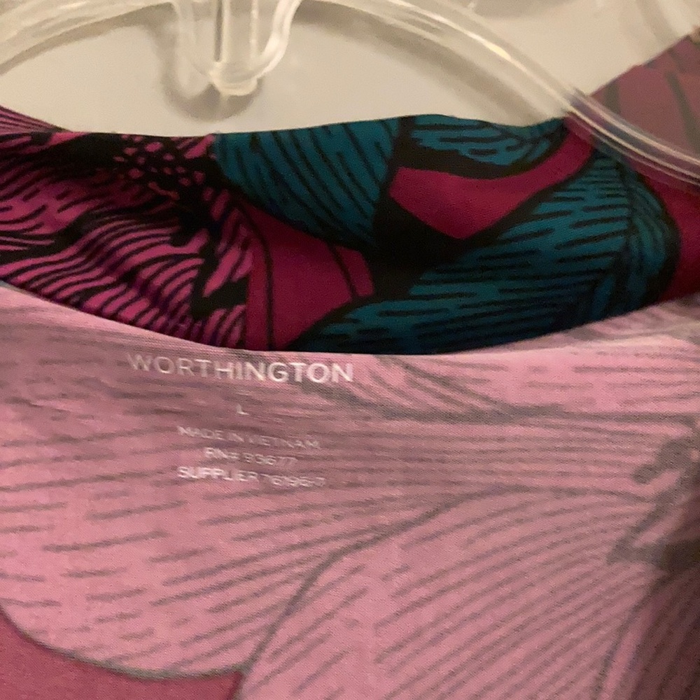 Large Blouse/Shell 🌹 - Picture 3 of 5